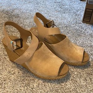Toms Tan Heels